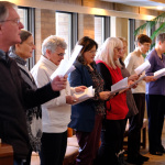 (Saskatoon, SK) Les participants prennent part à un service de prière œcuménique au Queen’s House Retreat and Renewal Centre à Saskatoon. 