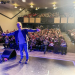 (Pembroke, ON) Le comédien Byron Trimble pose pour une photo avec le public au Festival Hall lors du spectacle fabuleux de l'unité chrétienne organisée par Funny in a Good Way. 