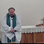 Le rév. Christopher Cook prononce une prière pendant une célébration de la SPUC en soirée. C'était l'un des sept services de prière organisés dans la ville.