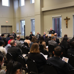 (Vancouver, C.-B.) Les chefs religieux et les invités participent à un service de prière œcuménique au Centre pastoral Jean-Paul II. 