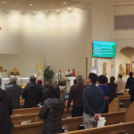 (Vancouver, C.-B.) Les participants de la communauté prennent part à un service de prière œcuménique à la Paroisse Sainte-Marie. 