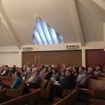 Ottawa (ON) : On prie ensemble dans le « navire » de l’Église. L’assemblée au service œcuménique.